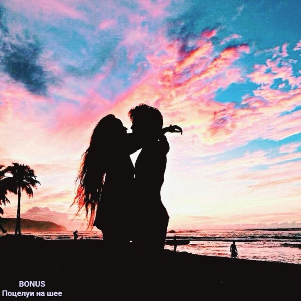 Пара на закате у моря