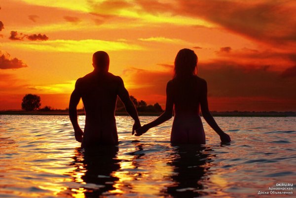 Пара обнимается на фоне моря