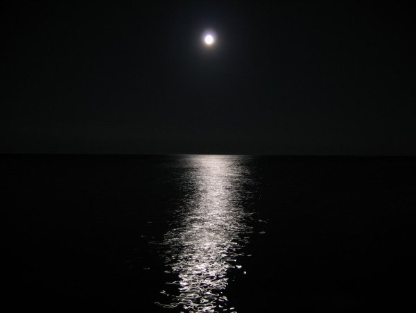 Луна и море