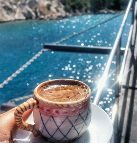 Чашечка кофе на море