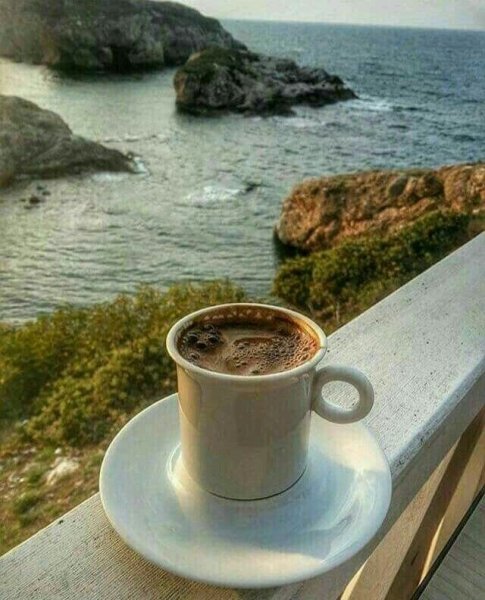 Чашка кофе на берегу моря