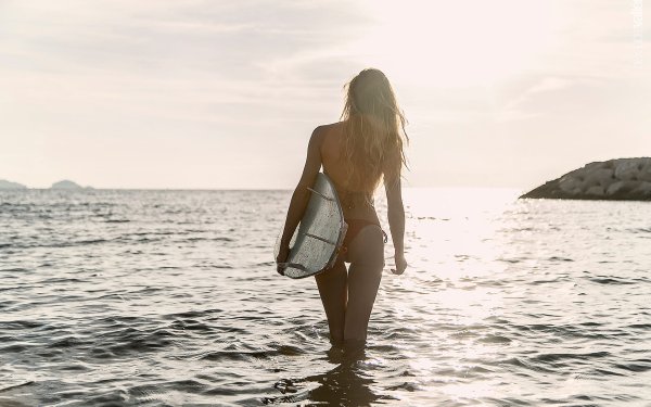 Девушка на закате у моря