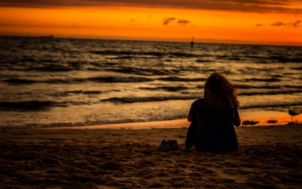 Красивая девушка на пляже со спины