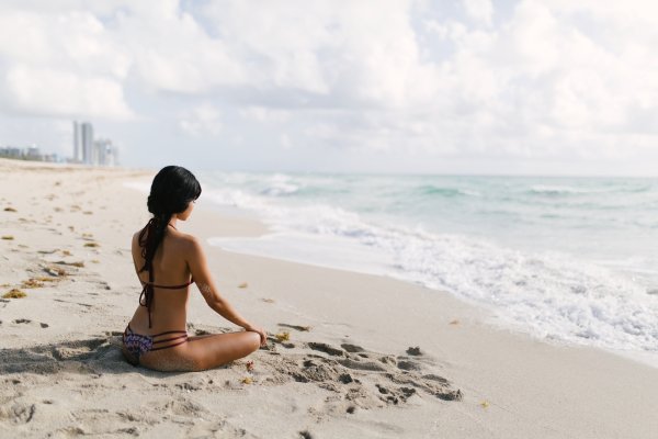 Девушка в Красном платье на море