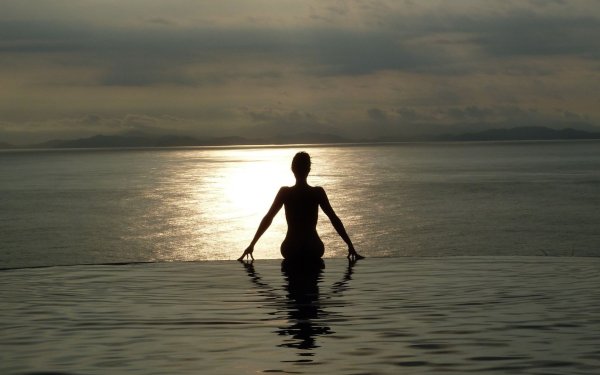 Девушка на море со спины