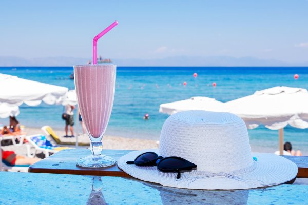 В шляпе у бассейна с коктейлем