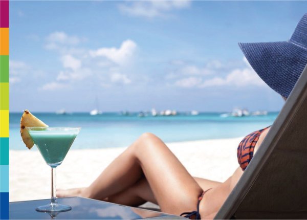 Женщина в шляпе в бассейне