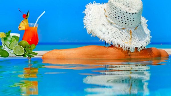 Девушка с коктейлем на пляже