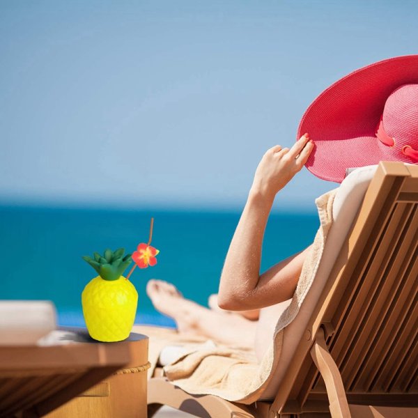 Девушка на шезлонге