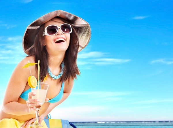 Девушка с коктейлем на пляже