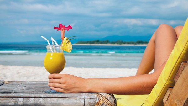 Девушка на пляже с напитком