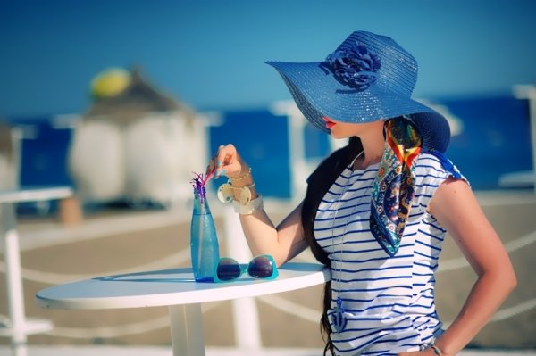 Девушка на море с коктейлем