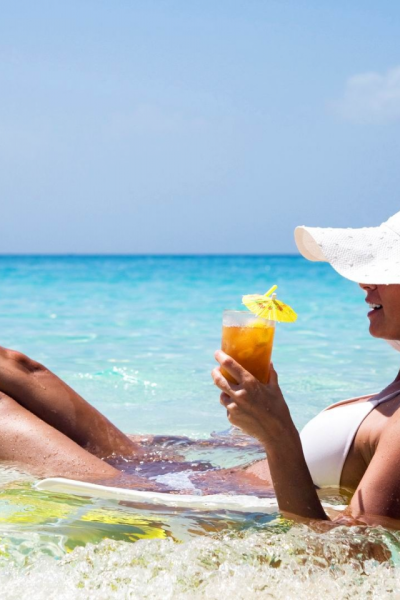 Девушка в купальнике и шляпе