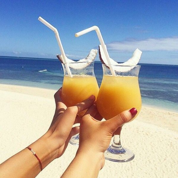 Девушка в шляпке на пляже