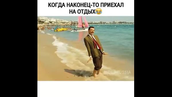 Слоненок на море