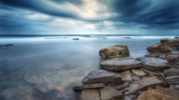 Камни на берегу