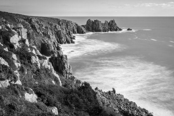 Скалистый берег моря