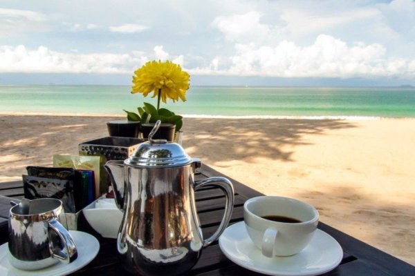 Утро кофе солнце море