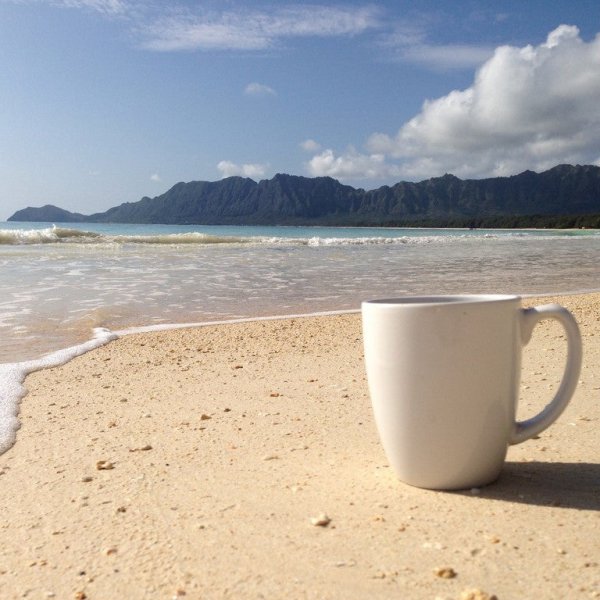 Чашка кофе на берегу океана