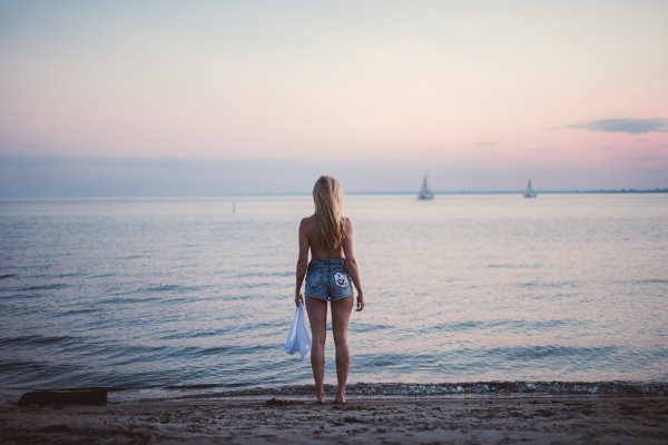 Блондинка на фоне моря