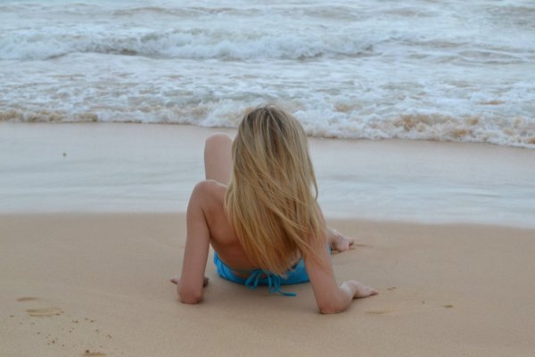 Полная блондинка со спины на море