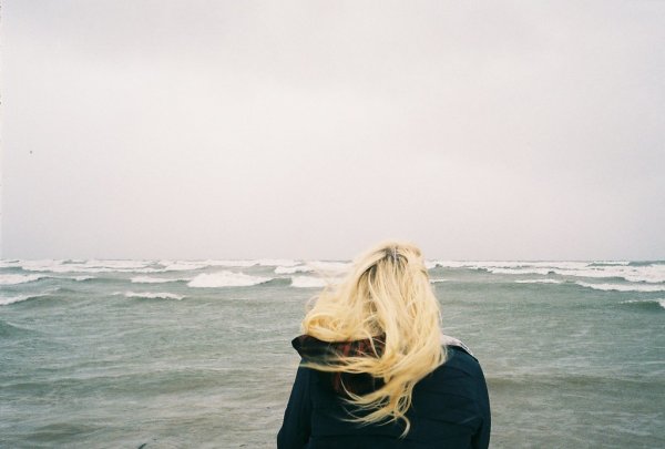 Блондинка на море зимой