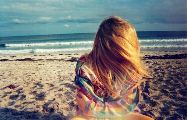 Блондинка на море со спины