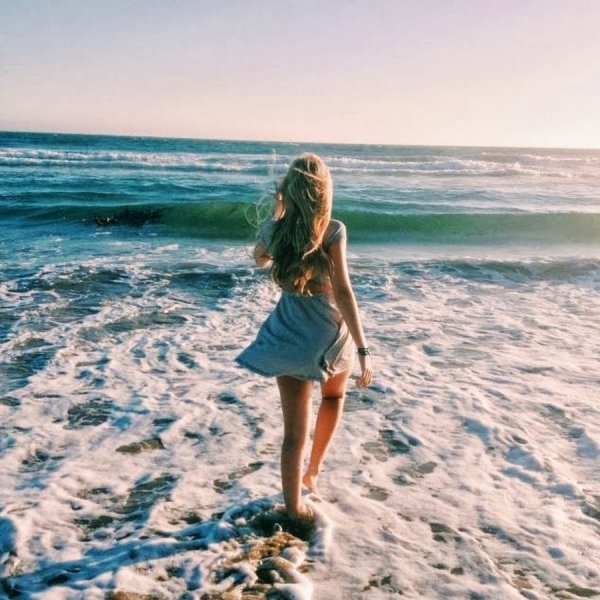 Блондинка на закате у моря