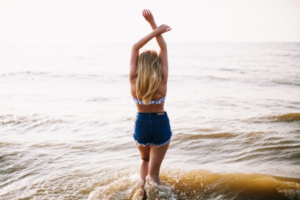 Блондинка с длинными волосами