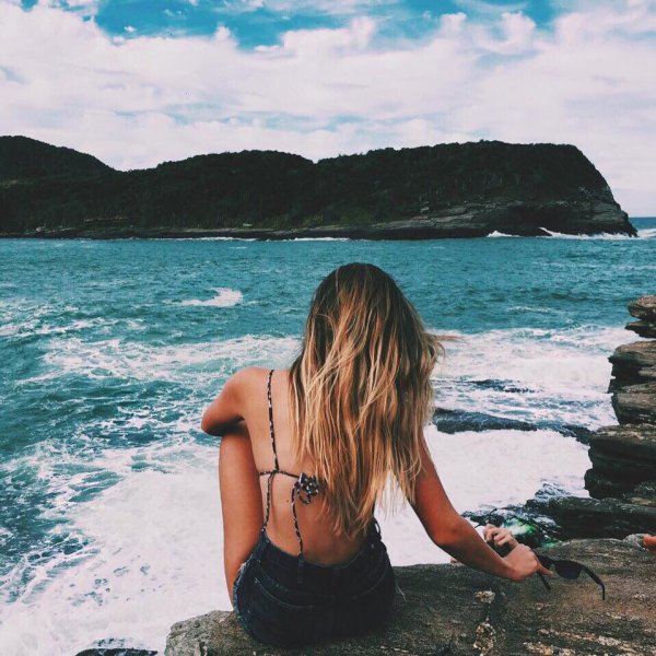 Блондинка на берегу моря