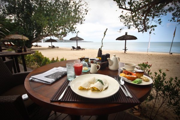 Завтрак на берегу океана