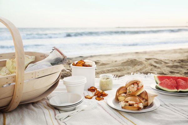 Столик у моря