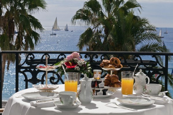 Обед на берегу моря