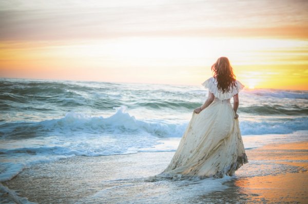 Девушка в платье на море