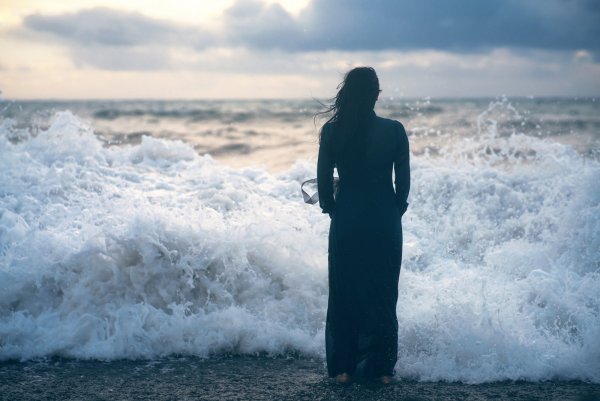 Женщина на берегу океана