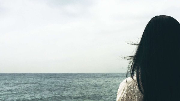 Девушка на море со спины
