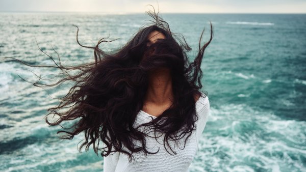 Брюнетка на море