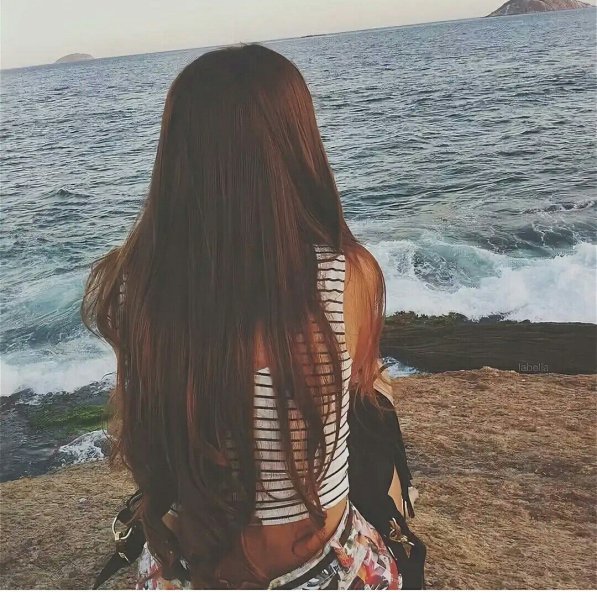 Девушка со спины с чёрными волосами идёт к морю — Картинки на аву