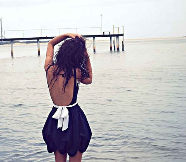 Девушка брюнетка на море