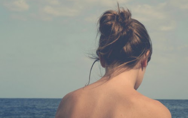 Полненькая брюнетка со спины