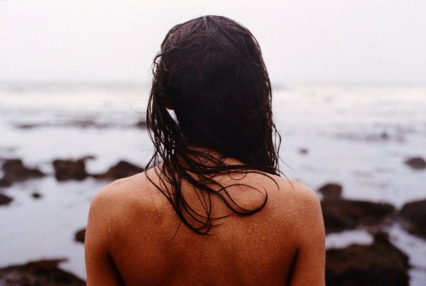 Девушка на море со спины