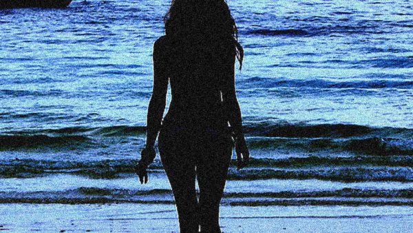 Русая девушка со спины