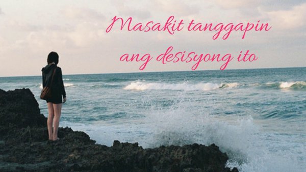 Девушка с длинными волосами в воде