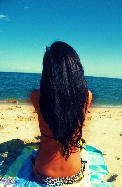 Девочка возле моря