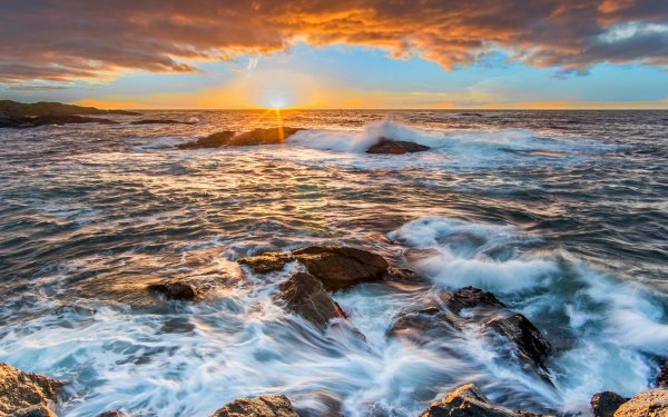 Волны разбиваются о скалы