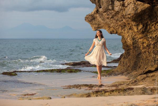 Девушка на берегу