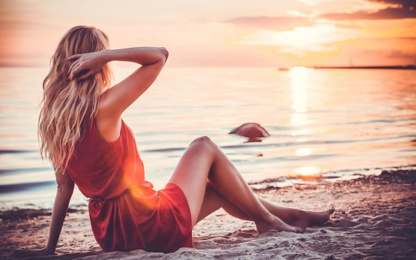 Девушка на берегу моря