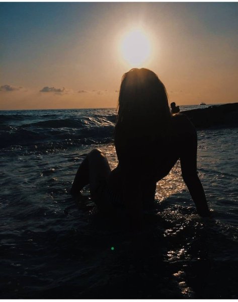 Девушка на море со спины