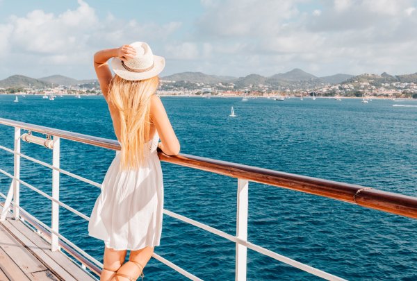 Девушка на берегу моря