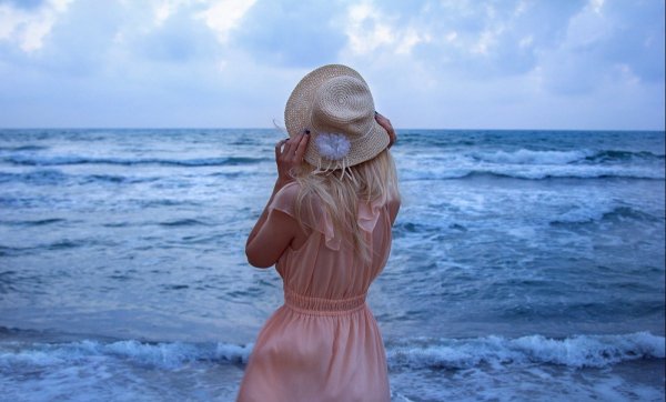 Спиной на фоне моря